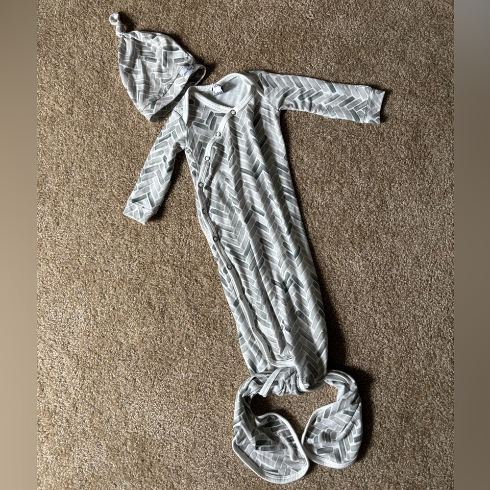 Newborn knotted gown and hat